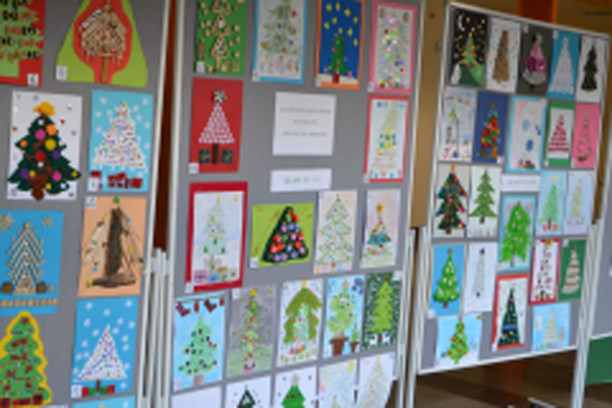 Galeria zawiera 8 zdjęć tablic z pracami plastycznymi. Przy dwóch nauczycielki oglądają prace.