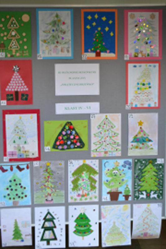 Galeria zawiera 8 zdjęć tablic z pracami plastycznymi. Przy dwóch nauczycielki oglądają prace.