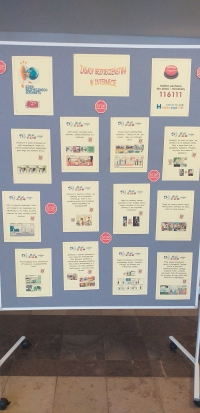 Uczniowie siedzą przy stolikach, rozwiązują rebusy, krzyżówki i wykreślanki, układają puzzle. Na stołach są ołówki, kleje, opakowania po jajkach niespodziankach, kartki w różnych kolorach. Uczniowie wykonują gazetkę z kart z zasadami bezpieczeństwa w siec