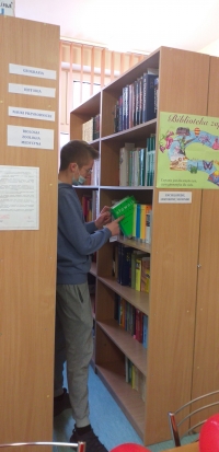 Uczniowie siedzą przy stolikach, rozwiązują rebusy, krzyżówki i wykreślanki, układają puzzle. Na stołach są ołówki, kleje, opakowania po jajkach niespodziankach, kartki w różnych kolorach. Uczniowie wykonują gazetkę z kart z zasadami bezpieczeństwa w siec