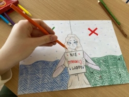 rysunek kobiety z plakatem Nie marnuj wody