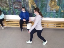 uczennica biegnie z wiaderkiem wody