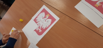 uczniowie uzupełniają karty pracy, układają puzzle, rozwiązują, krzyżówki, quizy, zaznaczają na mapie miasta