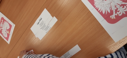 uczniowie uzupełniają karty pracy, układają puzzle, rozwiązują, krzyżówki, quizy, zaznaczają na mapie miasta