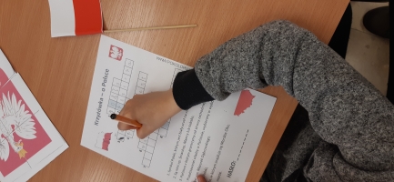 uczniowie uzupełniają karty pracy, układają puzzle, rozwiązują, krzyżówki, quizy, zaznaczają na mapie miasta