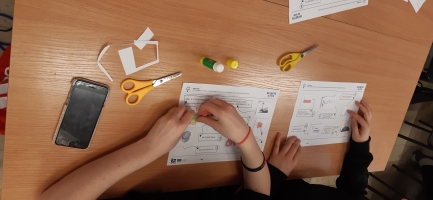 uczniowie uzupełniają karty pracy, układają puzzle, rozwiązują, krzyżówki, quizy, zaznaczają na mapie miasta