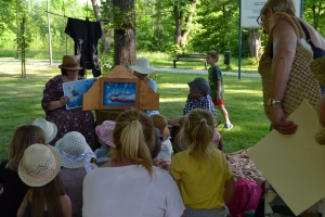 uczniowie przebrani w stroje z lat 20, 30,  tańczą, bawią się w stare gry, śpiewają, przedstawiają, oglądają teatrzyk