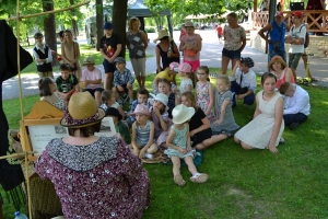 uczniowie przebrani w stroje z lat 20, 30,  tańczą, bawią się w stare gry, śpiewają, przedstawiają, oglądają teatrzyk