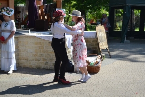 uczniowie przebrani w stroje z lat 20, 30,  tańczą, bawią się w stare gry, śpiewają, przedstawiają, oglądają teatrzyk