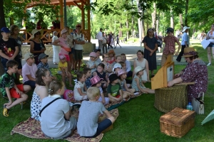 uczniowie przebrani w stroje z lat 20, 30,  tańczą, bawią się w stare gry, śpiewają, przedstawiają, oglądają teatrzyk