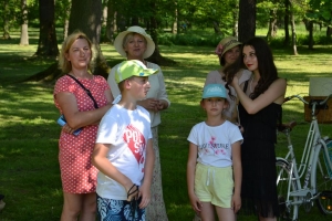 uczniowie przebrani w stroje z lat 20, 30,  tańczą, bawią się w stare gry, śpiewają, przedstawiają, oglądają teatrzyk