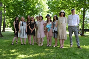 uczniowie przebrani w stroje z lat 20, 30,  tańczą, bawią się w stare gry, śpiewają, przedstawiają, oglądają teatrzyk