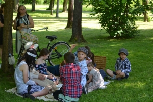 uczniowie przebrani w stroje z lat 20, 30,  tańczą, bawią się w stare gry, śpiewają, przedstawiają, oglądają teatrzyk