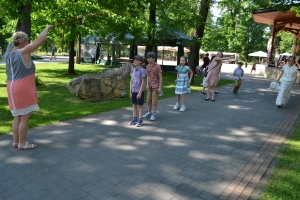 uczniowie przebrani w stroje z lat 20, 30,  tańczą, bawią się w stare gry, śpiewają, przedstawiają, oglądają teatrzyk