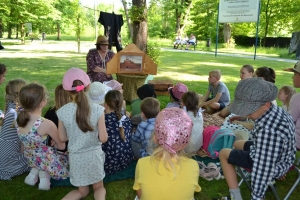 uczniowie przebrani w stroje z lat 20, 30,  tańczą, bawią się w stare gry, śpiewają, przedstawiają, oglądają teatrzyk