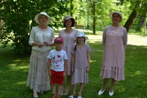 uczniowie przebrani w stroje z lat 20, 30,  tańczą, bawią się w stare gry, śpiewają, przedstawiają, oglądają teatrzyk