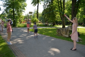 uczniowie przebrani w stroje z lat 20, 30,  tańczą, bawią się w stare gry, śpiewają, przedstawiają, oglądają teatrzyk