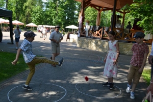 uczniowie przebrani w stroje z lat 20, 30,  tańczą, bawią się w stare gry, śpiewają, przedstawiają, oglądają teatrzyk