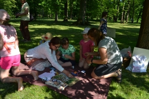 uczniowie przebrani w stroje z lat 20, 30,  tańczą, bawią się w stare gry, śpiewają, przedstawiają, oglądają teatrzyk