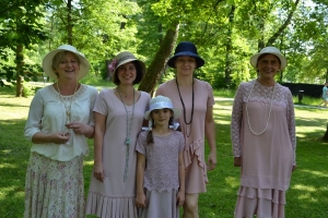 uczniowie przebrani w stroje z lat 20, 30,  tańczą, bawią się w stare gry, śpiewają, przedstawiają, oglądają teatrzyk