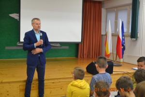 Rozpoczęcie roku szkolnego 2021/2022 w ZSU Rabka - dyrektor szkoły wygłasza przemówienie.