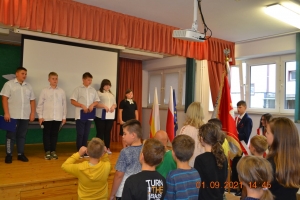 Rozpoczęcie roku szkolnego 2021/2022 w ZSU Rabka - dzieci stoją na scenie.