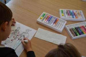 Uczeń edukacji wczesnoszkolnej na zajęciach z poznawania nowego regionu Polski - Podhala.