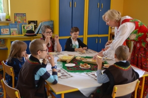 Uczniowie edukacji wczesnoszkolnej na zajęciach z poznawania nowego regionu Polski - Podhala.