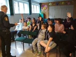 Uczniowie i strażnicy Straży Miejskiej w Rabce