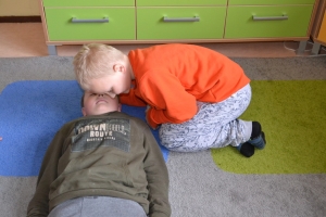 Dzieci ćwiczą pierwszą pomoc