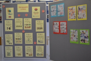 Uczniowie wykonują gazetkę.