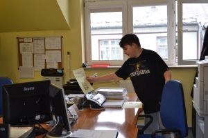 Uczniowie w gabinecie wicedyrektora, sekretariacie i bibliotece.