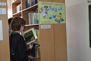 Uczniowie w gabinecie wicedyrektora, sekretariacie i bibliotece.