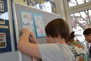 Uczniowie wykonują gazetkę.