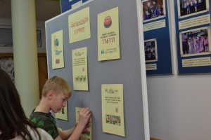 Uczniowie wykonują gazetkę.