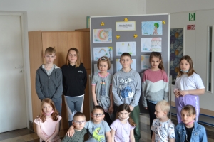 Uczniowie wykonujące pracę - akcja żonkile