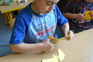 Uczniowie wykonujące pracę - akcja żonkile