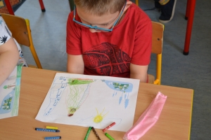 Uczniowie wykonujące pracę - akcja żonkile