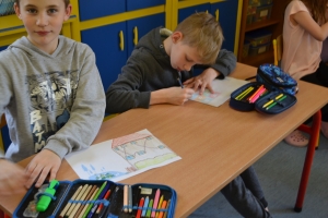 Uczniowie wykonujące pracę - akcja żonkile