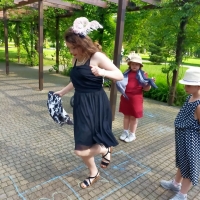 Wydarzenie plenerowe - dawnej rabki czar, przedstawiające dzieci w dawnych przebraniach.