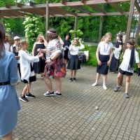 Wydarzenie plenerowe - dawnej rabki czar, przedstawiające dzieci w dawnych przebraniach.