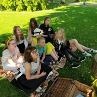 Wydarzenie plenerowe - dawnej rabki czar, przedstawiające dzieci w dawnych przebraniach.