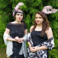 Wydarzenie plenerowe - dawnej rabki czar, przedstawiające dzieci w dawnych przebraniach.