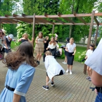 Wydarzenie plenerowe - dawnej rabki czar, przedstawiające dzieci w dawnych przebraniach.