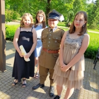 Wydarzenie plenerowe - dawnej rabki czar, przedstawiające dzieci w dawnych przebraniach.