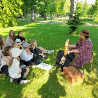 Wydarzenie plenerowe - dawnej rabki czar, przedstawiające dzieci w dawnych przebraniach.