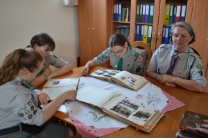 Przekazanie sztandaru i kronik - Druhowie z Dyrektorem