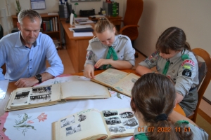 Przekazanie sztandaru i kronik - Druhowie z Dyrektorem