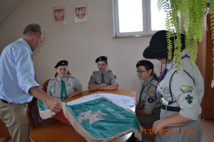 Przekazanie sztandaru i kronik - Druhowie z Dyrektorem