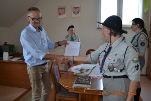 Przekazanie sztandaru i kronik - Druhowie z Dyrektorem